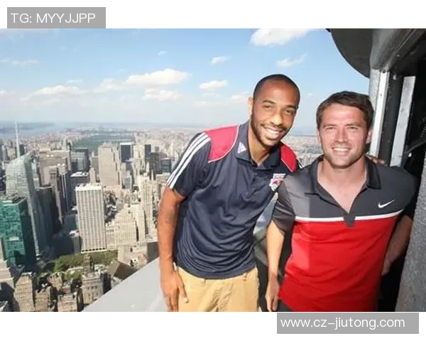 欧文与众多足球明星亲密合影展现足球界的友谊与激情